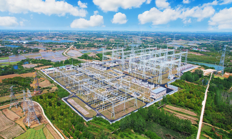 近日，中国首个投入商业化运行的特高压交流变电站——1000千伏荆门特高压站完成一键顺控投切1000千伏变压器调试操作，倒闸操作跨入“分秒”时代。荆门特高压站是华中区域特高压交流环网枢纽，“十四五”时期华中地区特高压工程建设驶入快车道。